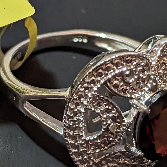 Huge deep red garnet and sterling ring with filigree detailing - Picture 4 of 5